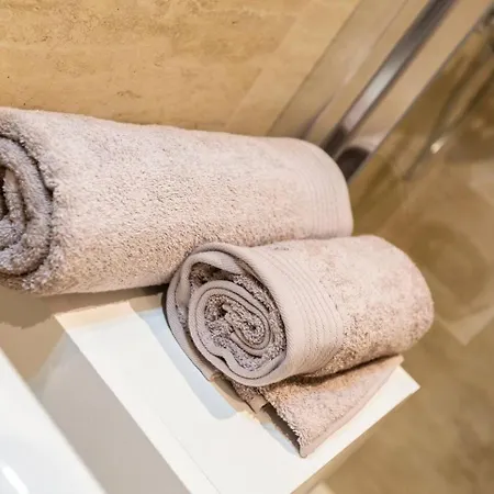 Beautiful Modern 2br *