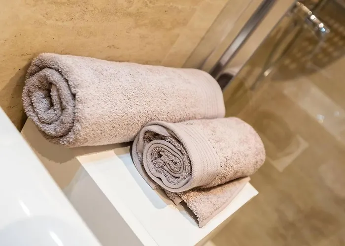 Beautiful Modern 2br *